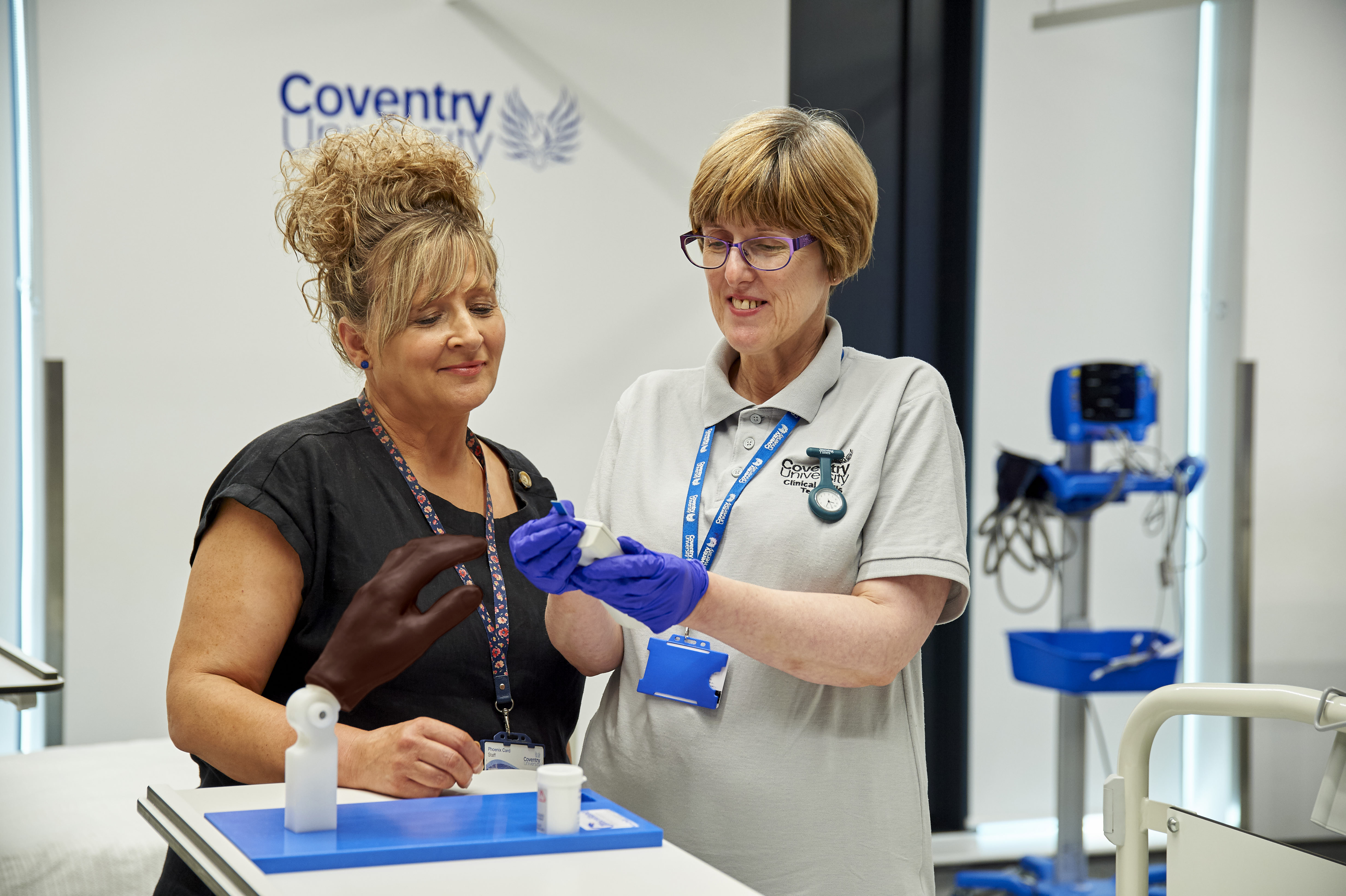 Glucohand® - Digital Glucometer Simulator, Dark