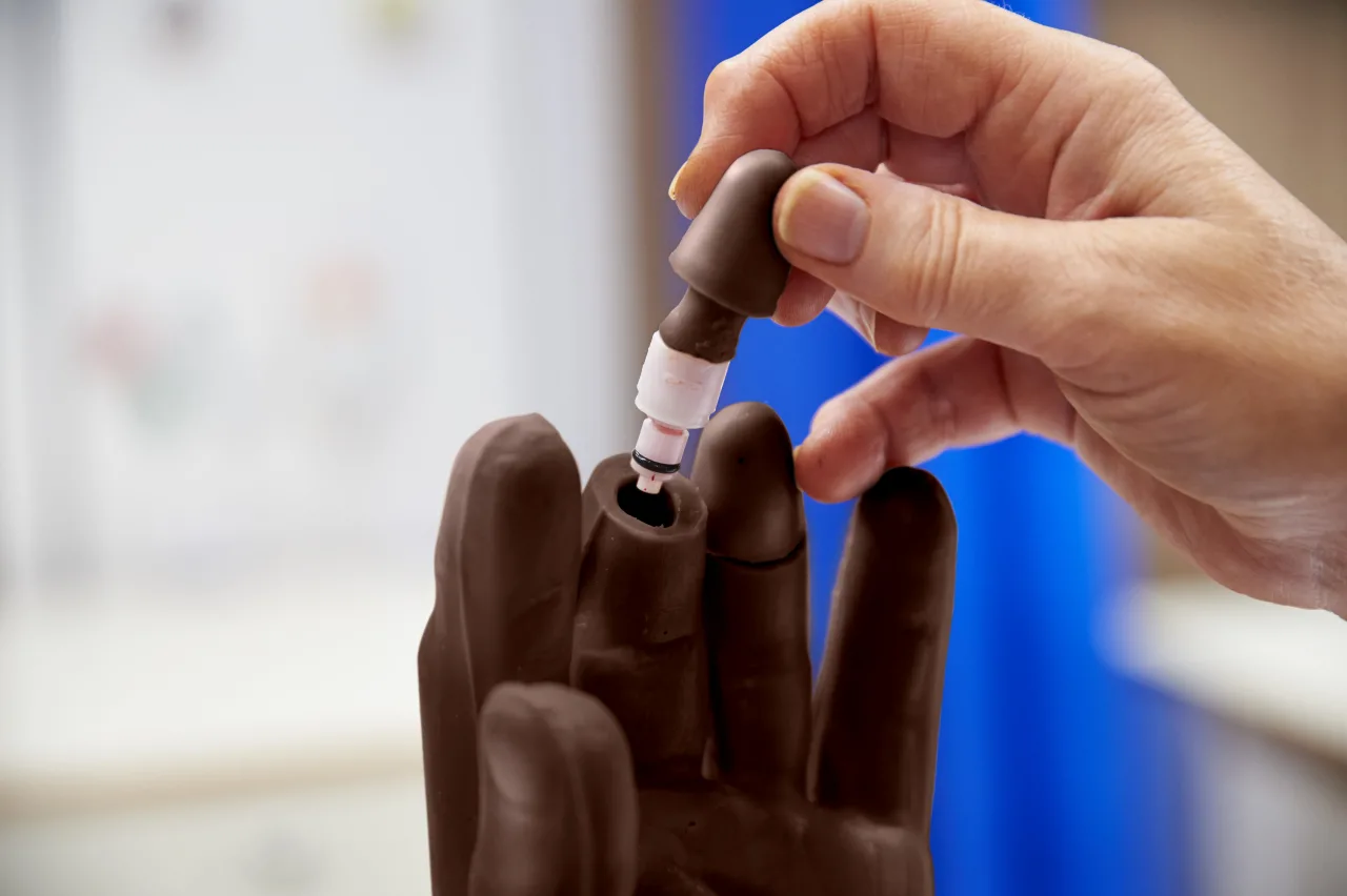 Glucohand® - Digital Glucometer Simulator, Dark