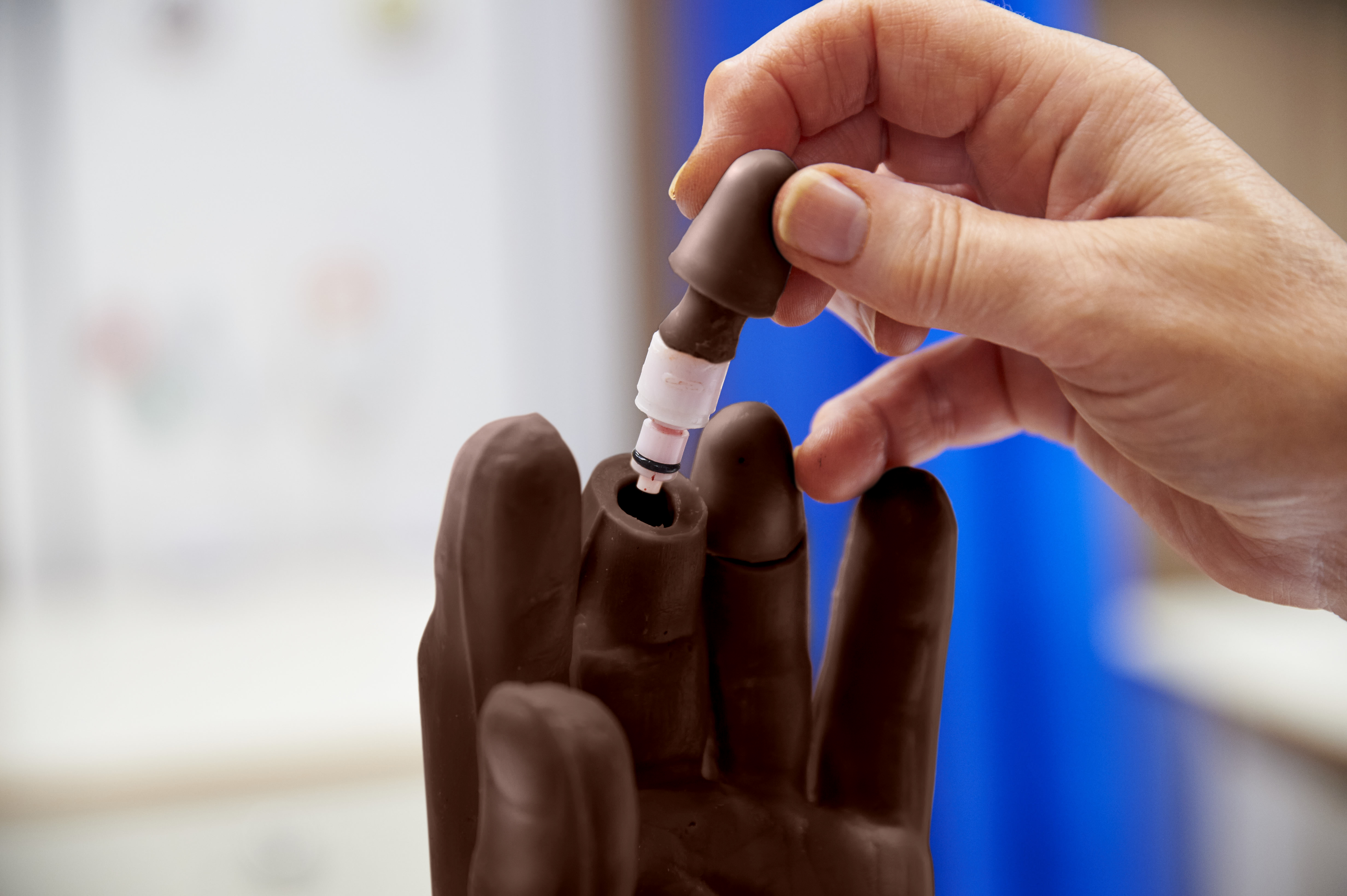 Glucohand® - Digital Glucometer Simulator, Dark