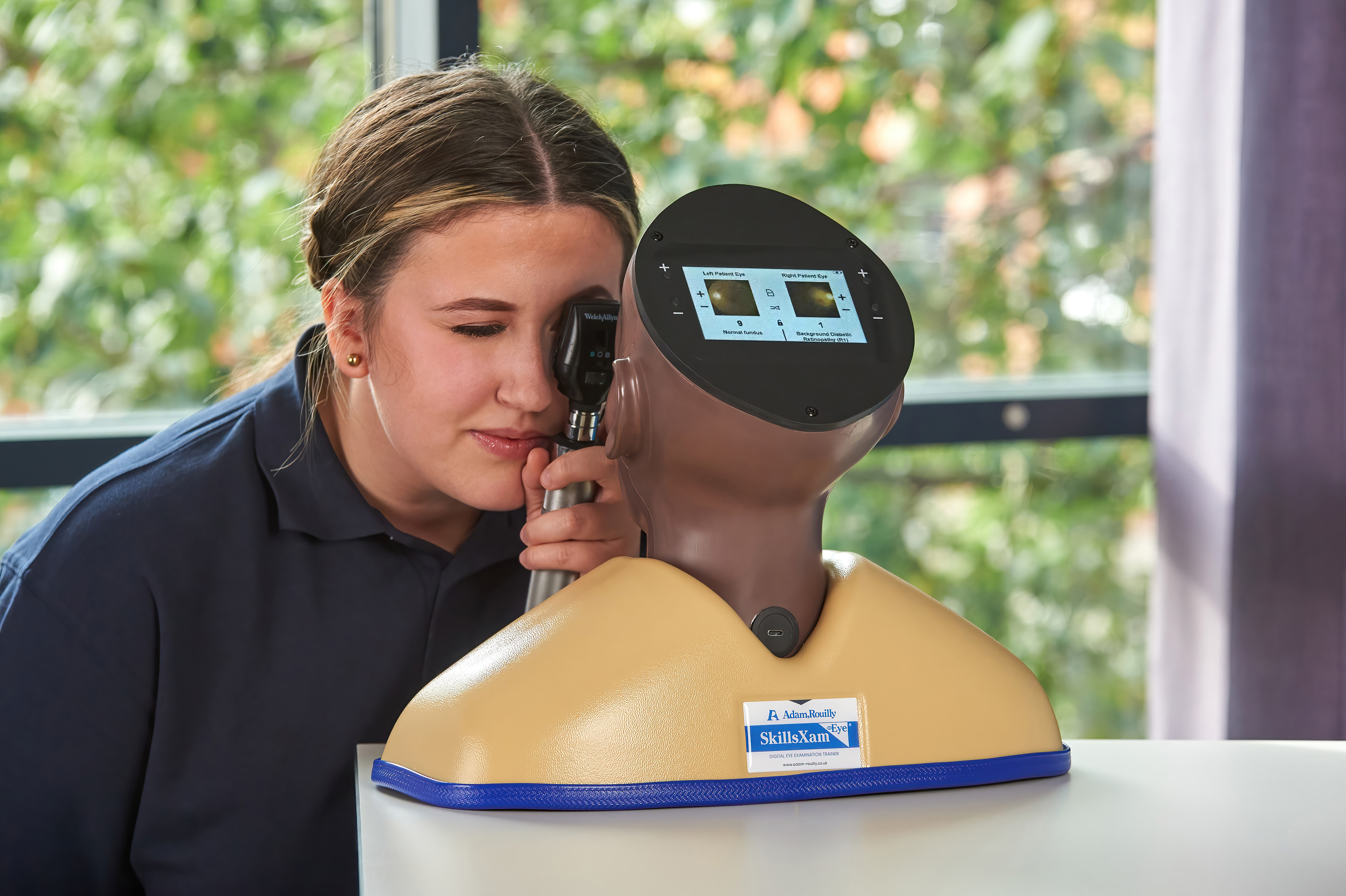 Enhanced Digital Eye Examination/Retinopathy Trainer, Dark