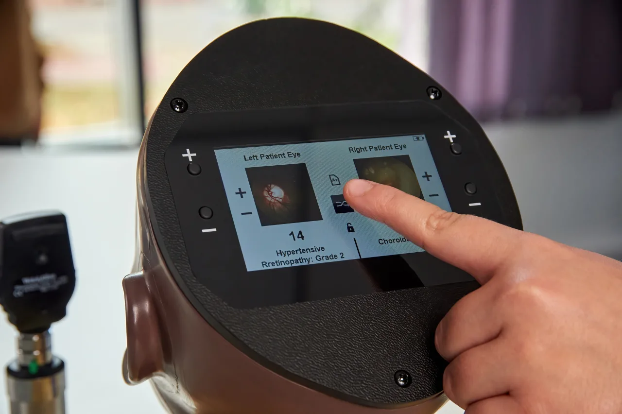 Enhanced Digital Eye Examination/Retinopathy Trainer, Dark